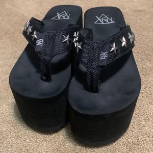 Sanuk black yoga sling flip flops & YRU platforms